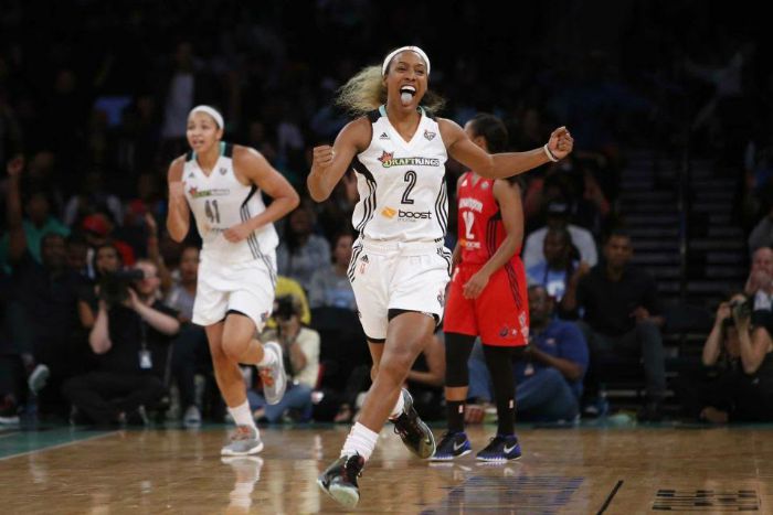 Candice Wiggins changes momentum of Game 3 of WNBA Eastern Conference Semi Finals with 4 of 4 from three point range 700x467