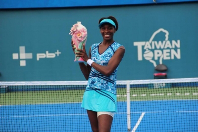 Venus Williams posing with her trophy from the Taiwan Open